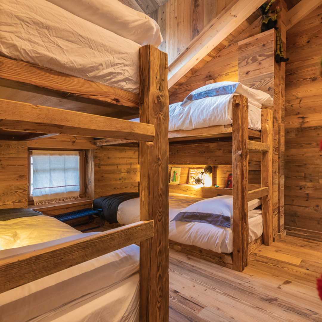 Letti a castello in legno per una baita di montagna