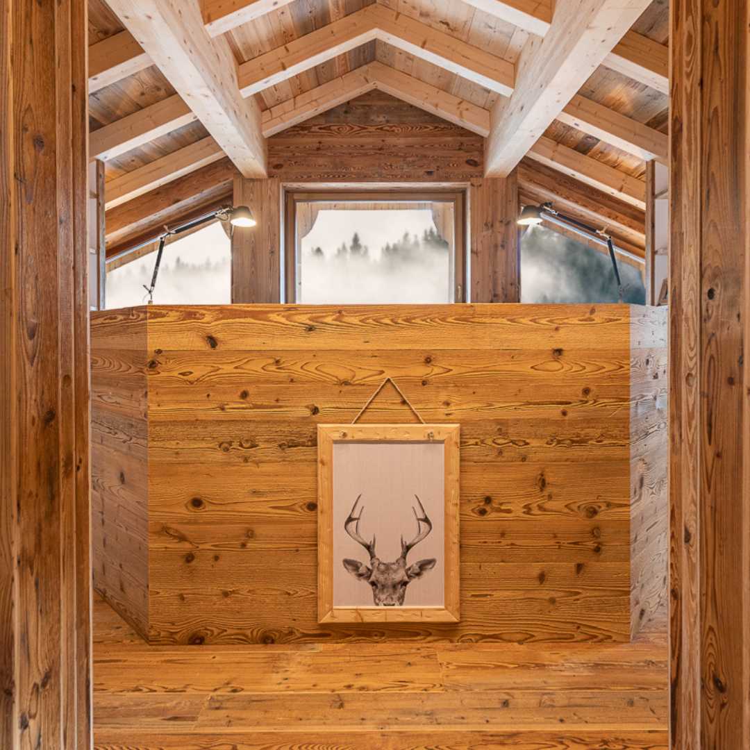 Testiera del letto in legno di uno chalet di montagna