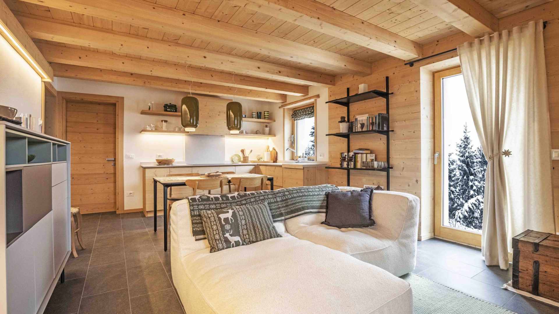 Open space con arredamento in abete evaporato