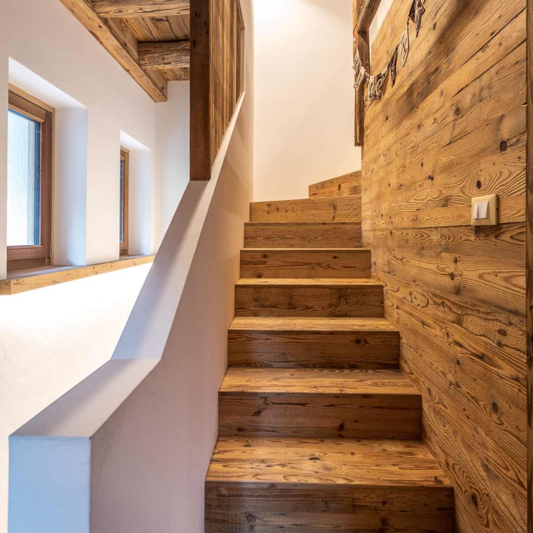 Scale in legno di uno chalet di montagna
