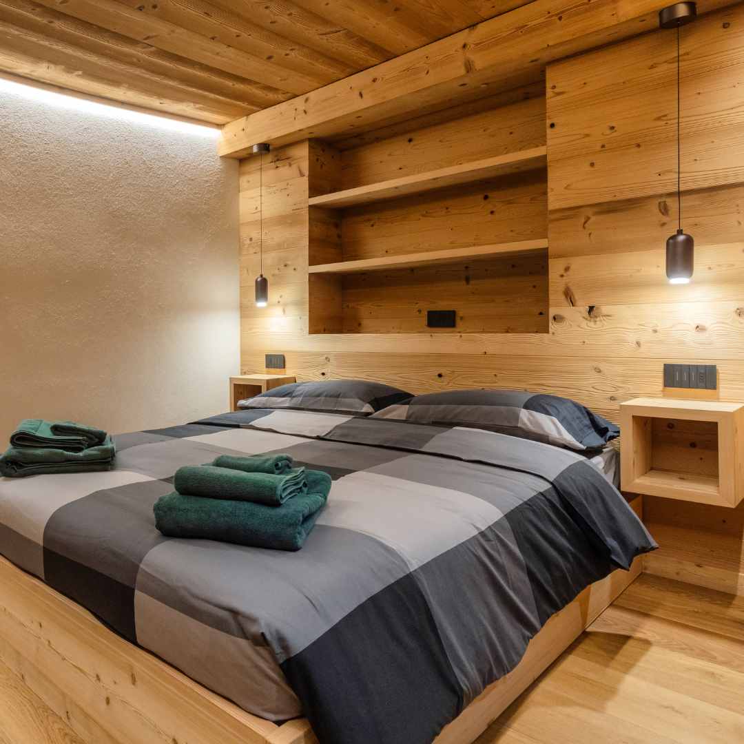 Letto matrimoniale con struttura in abete vecchio evaporato e comodini coordinati