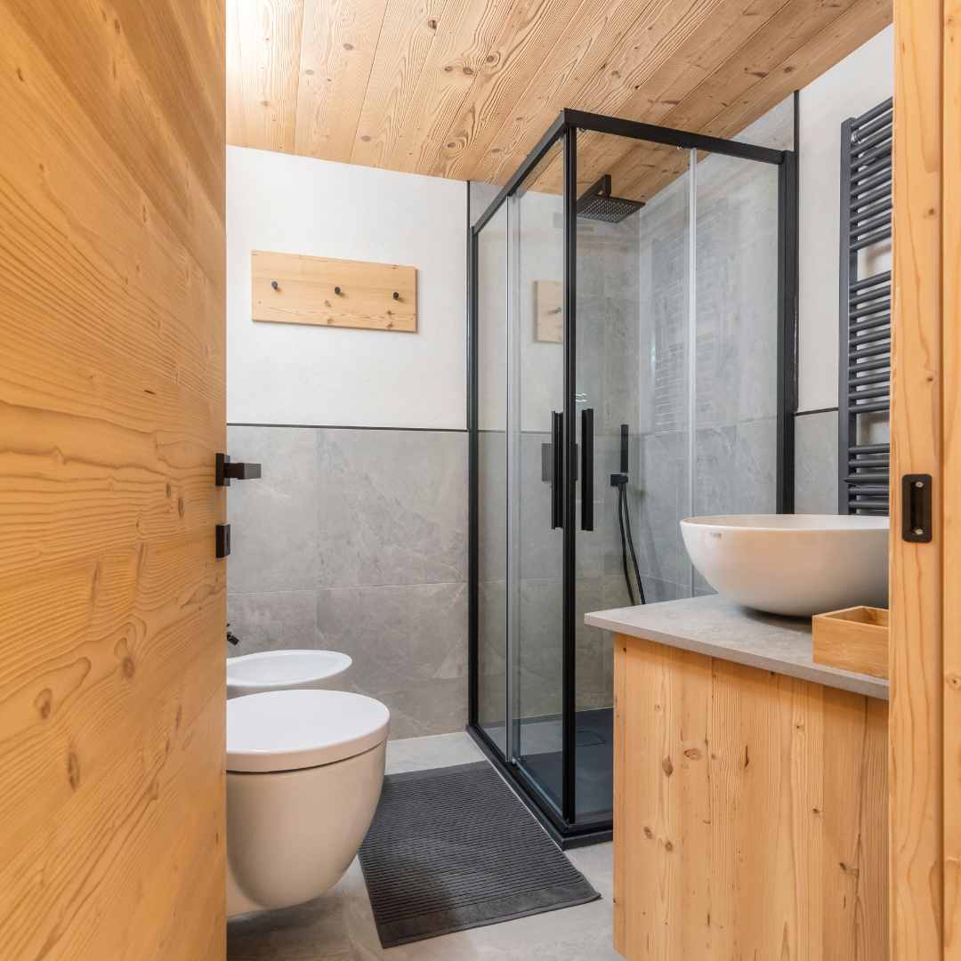 Bagno moderno di una casa di montagna cn doccia dai profili di metallo nero