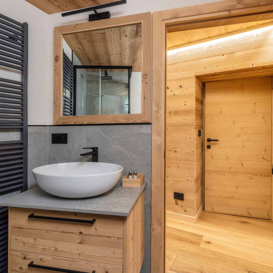 Mobile bagno in legno di abete vecchio evaporato con lavello in appoggio